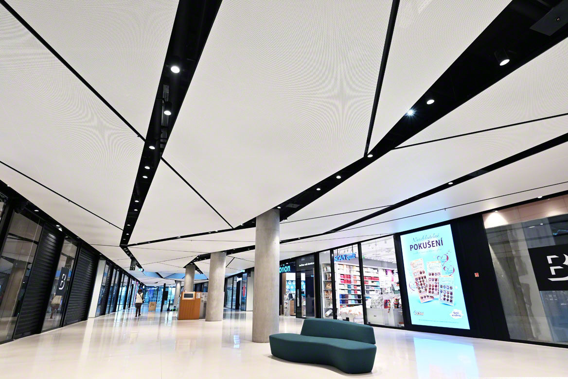 3.9 mm indoor led wall for shipping mall gallery