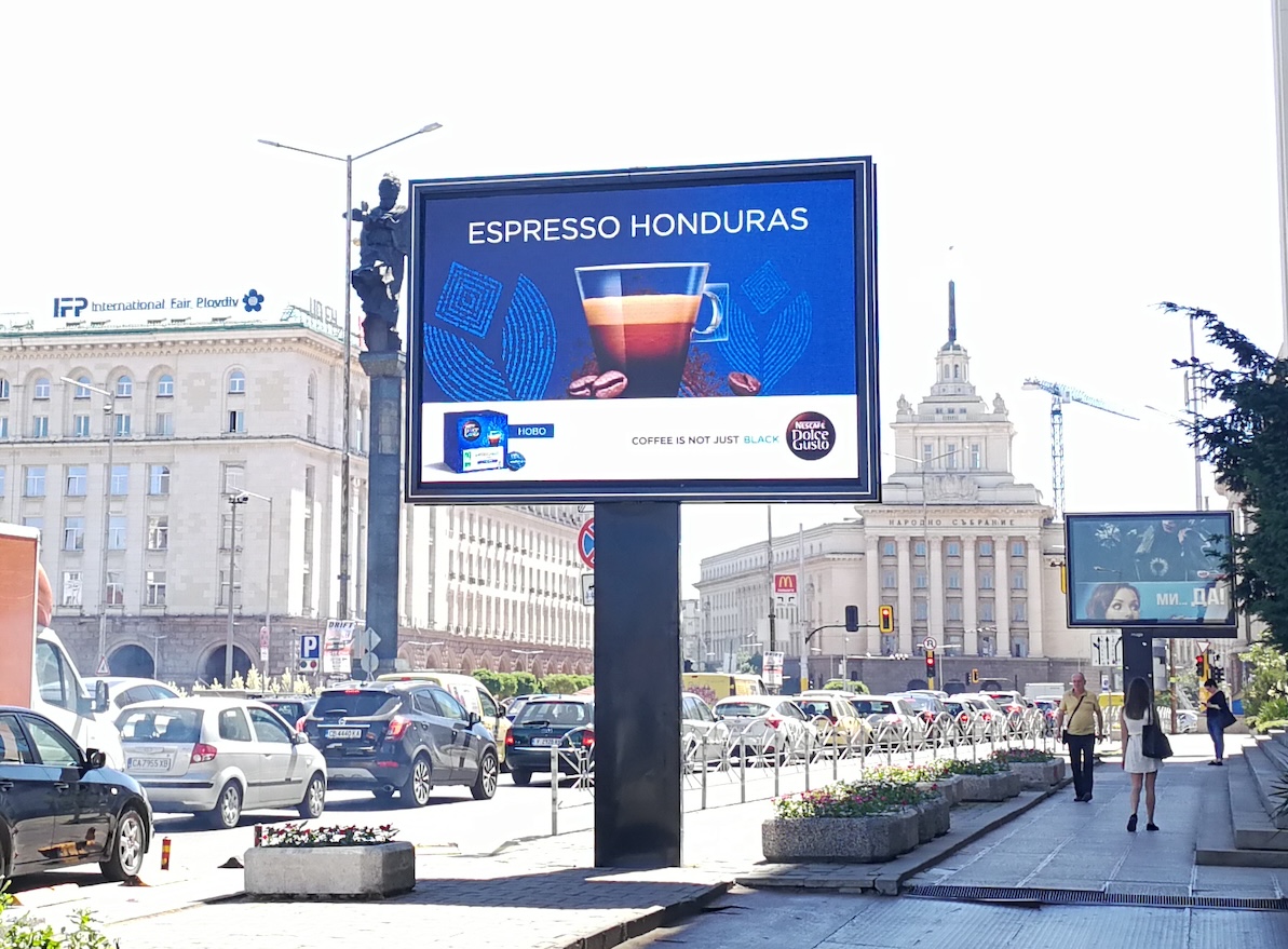 Maxischermo led pubblicitario su palo Sofia