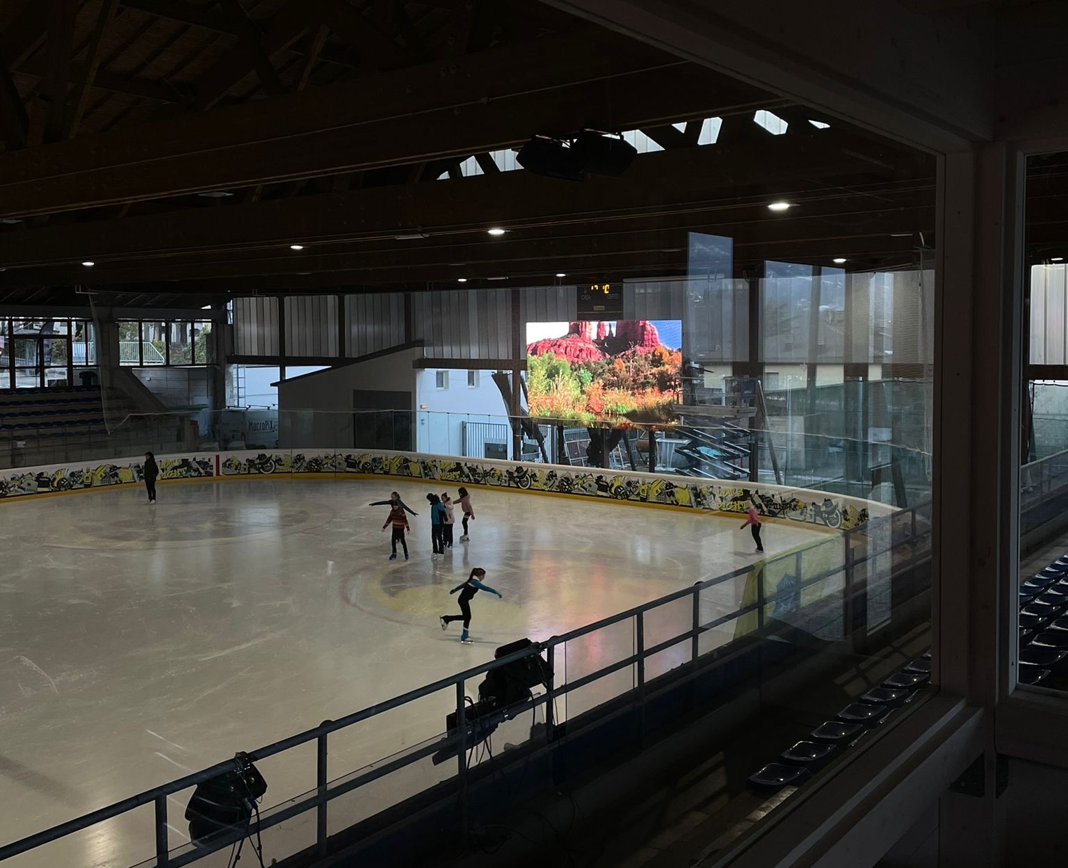 LedWall da interno pista pattinaggio Fanano Maxischermo led e segnapunti per hockey sul ghiaccio